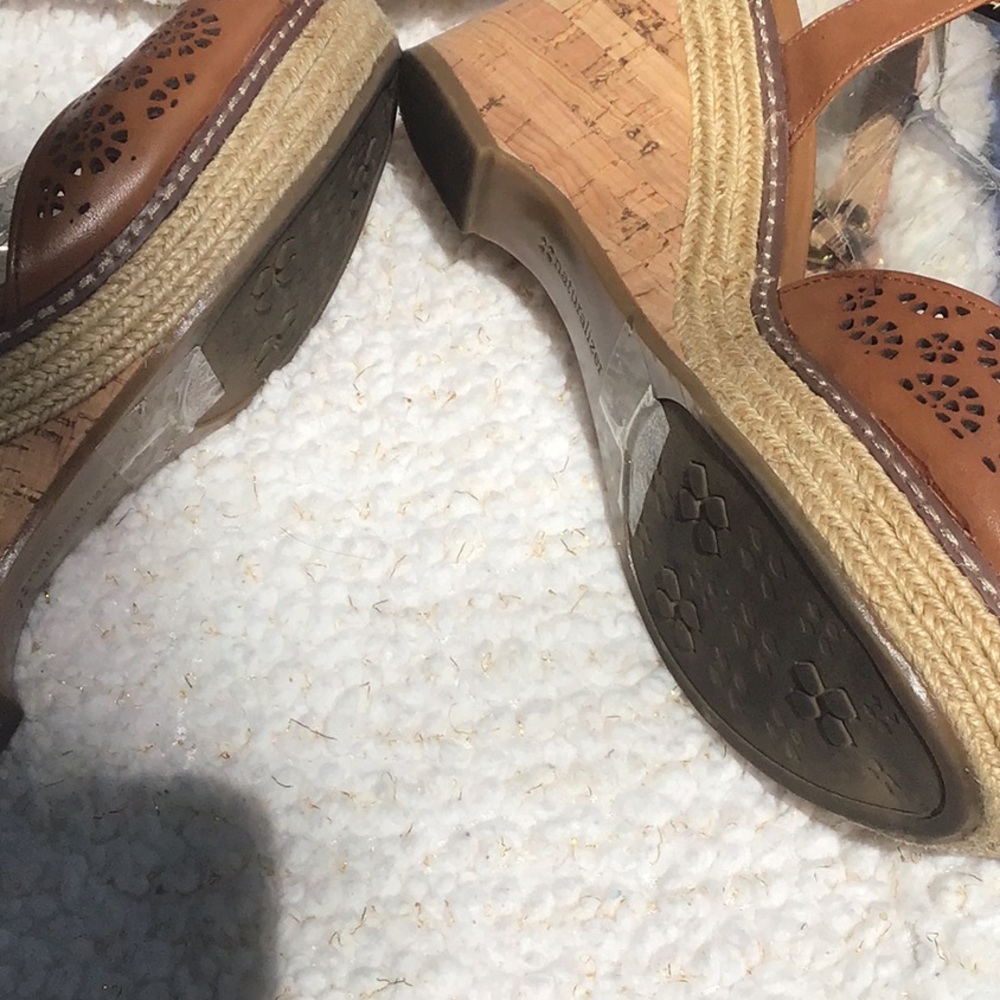 “Naturalizer” Sandals w/small wedge “EC” - Picture 3 of 4